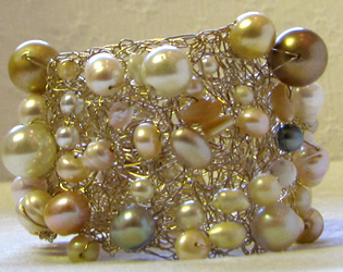 Georgia Maresch
Schuckstück aus 
Draht mit Glas-
Halbedelsteinen
und Perlen
Designpfad 2009