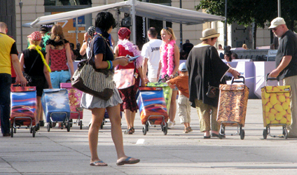 Straenaktion 19.8.2008 Museums Quartier JAMES Einkaufsbutler Einkaufswagen Einkaufswagerl Einkaufstrolly Einkaufstrolley Einkaufsroller Einkaufshilfe Einkaufskoffer Einkaufsshopper Designertrolly Designertrolley Designerwagerl Handwagen Kofferkuli Treppensteiger Trollies Trolly Trolley Troley, Caddie, supercoole Bag bags james-bag Laptoptasche Umhngetasche Designertasche Designerbag Tasche Shopper unentbehrlicher Einkaufsbegleiter Zeitgeist Lebensgefhl Kunstobjekt Lifestyle Individualitt daily glamour  Kitsch de Luxe trendy cool hip Kult Internet Online Onlineshop Onlineshopping shopping Shop E-Shop Versandhaus Versandhandel www.james-shop.com Meret Mathis Barz Christiane Sandpeck R2 Irmgard Klammer Philosophische Werkstatt Wien Atelier Galerie Lindengasse 61-63 1070 Wien Vernissage Ausstellung Verkauf Finissage
