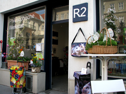 Frühlings - KUNSTHANDWERKSMARKT zu Ostern 2009 Unikate & Kleinserien zum Einkaufen, Kochen, Tafelgeschirr. Schönes für Wohnung, Haus & Garten.KünstlerInnen: Aigner Brigitte Blumen, barz&barz james Einkaufsbutler & Bag, Gellner-Bächer Renate RGB Porzellan, Inge Krenn IKO-ART Stockobjekte, Lenoci Sabine Keramik & Glas, Lustig Regina Recyclingkünstlerin, Blaudruckerei Koó Indigo-Handblaudruck, Prochazka Eva Maria handbemalte Ostereier, Stanonik Jasmin Sheela - Housewife Revolution, Winkler Andrea künstlerische Keramik für Haus u Garten, Wolf Anne silicium tableware.
