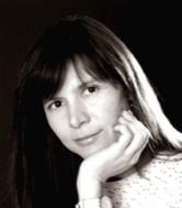 Marianne Hötzl Farbspuren Vernissage Ausstellung Künstlerin Schauspieler Armin Schallock Cellistin Meehae Ryo and friends akademischen Maler und Flötisten Hans Florey an der Kunstuniversität Graz Komponisten Gerhard Lampersberg waren weitere Meilensteine in der künstlerischen Entwicklung. Viele internationale Konzerte unter anderen nach China, Kanada, Indien, Nepal, Philippinen, Iran, Oman, Nigeria, Pakistan, Ukraine, Polen, Ungarn etc. erwiesen sich als großes Privileg und durch den kulturellen Austausch