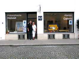 R2 Philosophische Werkstatt Galerie Atelier
1070 Lindengasse 61-63 1070 Wien
Verein Artes Liberales zur Förderung des Dialoges zwischen Philosophie, Kunst und Wirtschaft
Filmproduktion okto-tv Sendung Philosophie im Gespräch Trailer Film DVD Video Clip Vernissage Ausstellung 2011 Programm Kalender Stadtplan Gespräche Finissage  
Irmgard Klammer Patrizia E. Nessmann Christiane Sandpeck